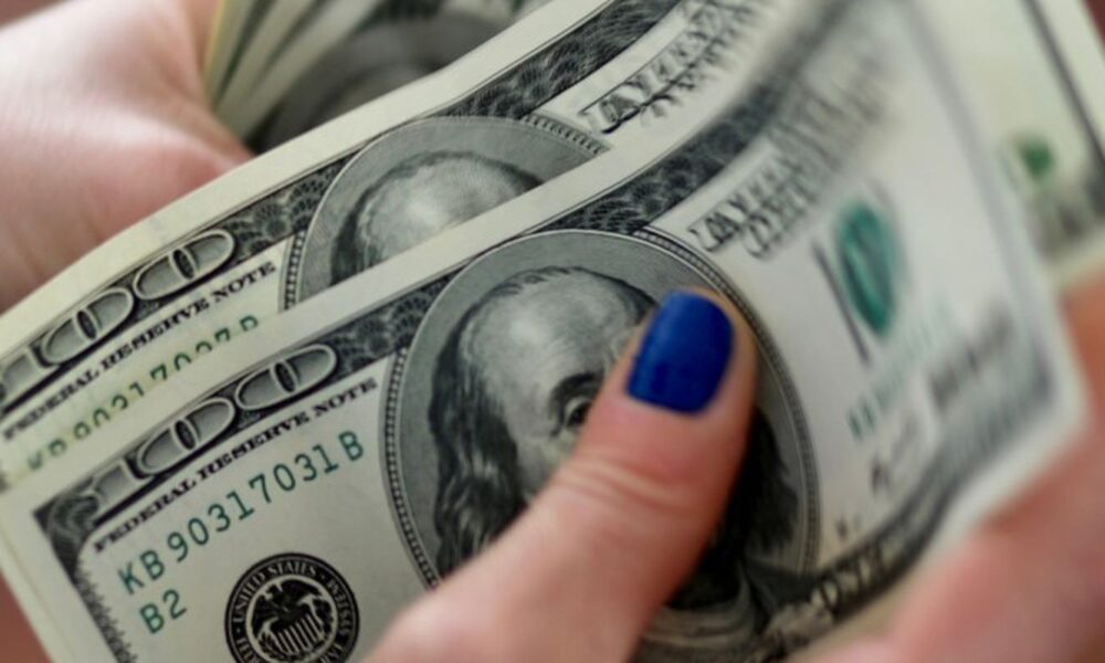 dolar-cai-para-r$-5,56-com-possivel-recuo-em-tarifaco-nos-eua