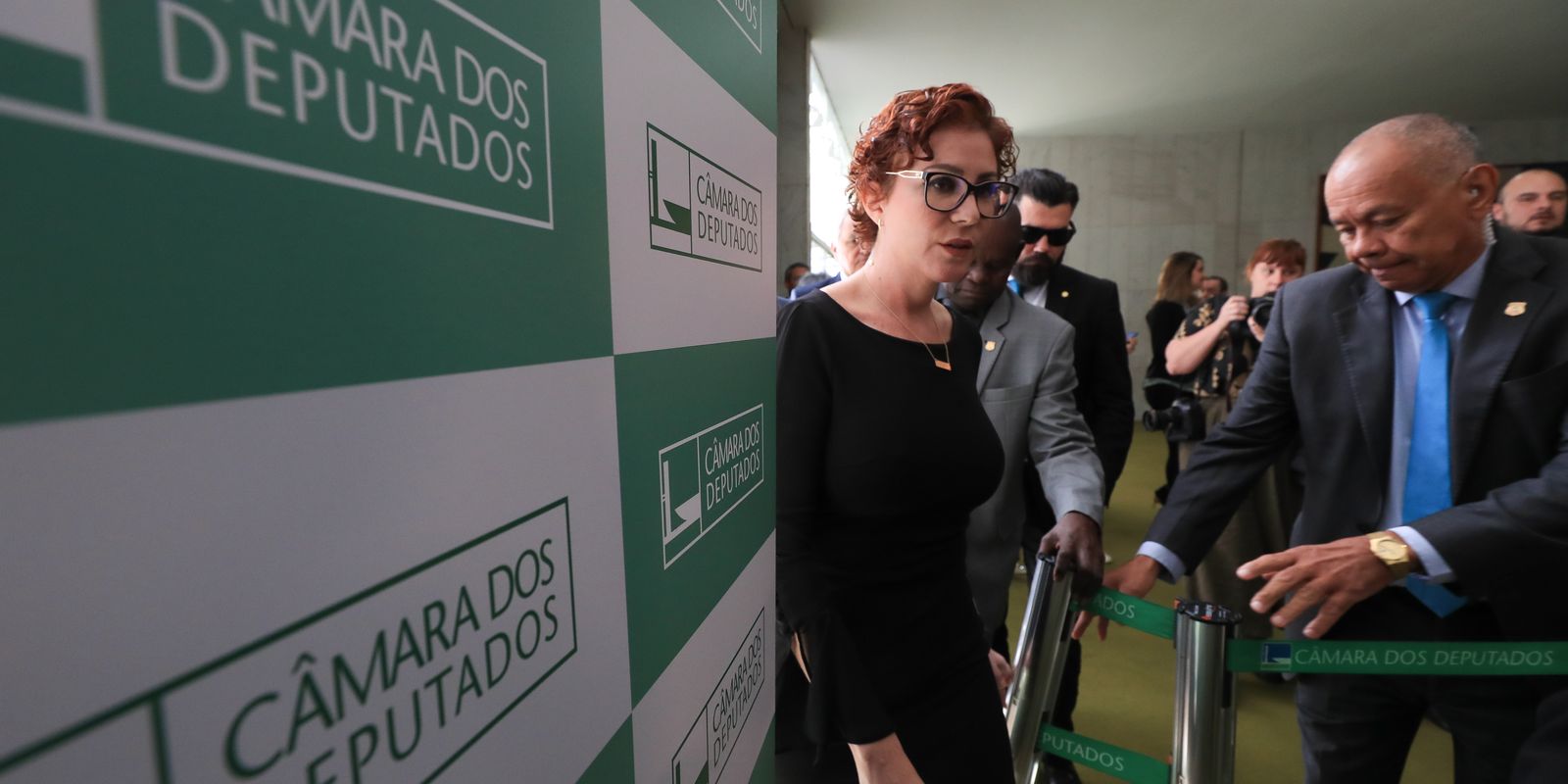 hugo-motta-diz-que-providencias-sobre-zambelli-ja-estao-sendo-tomadas