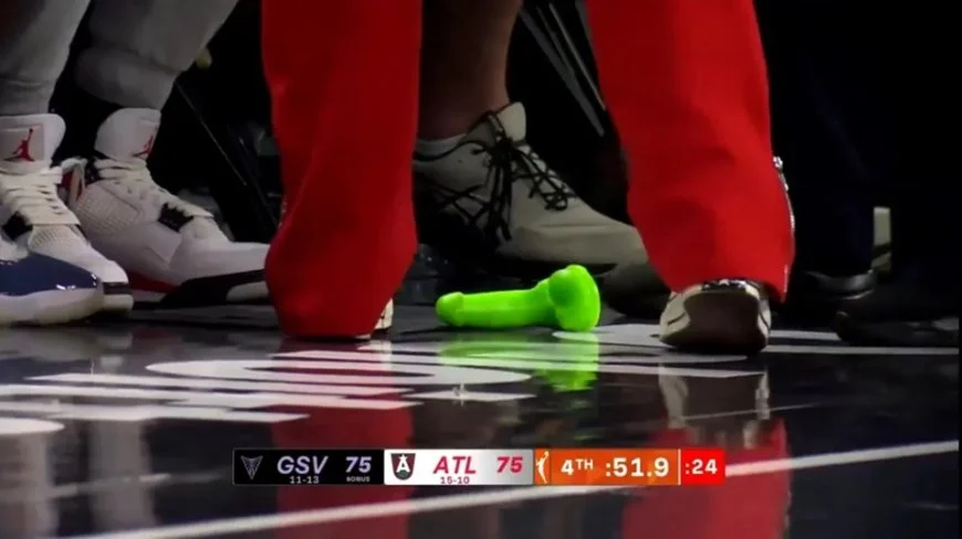 torcedor-comemora-arremessando-vibrador-em-quadra-em-jogo-de-basquete-–-folha-de-dourados-–-noticias-de-dourados-ms-e-regiao