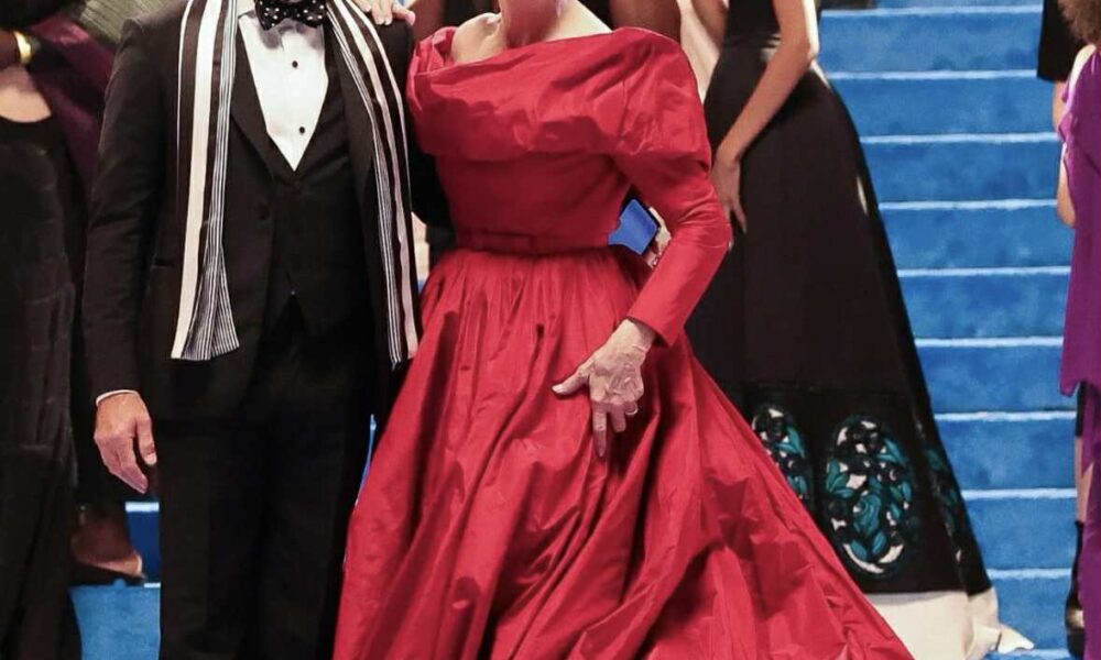 meryl-streep-e-stanley-tucci-desfilam-elegancia-em-gravacao-com-clima-de-met-gala