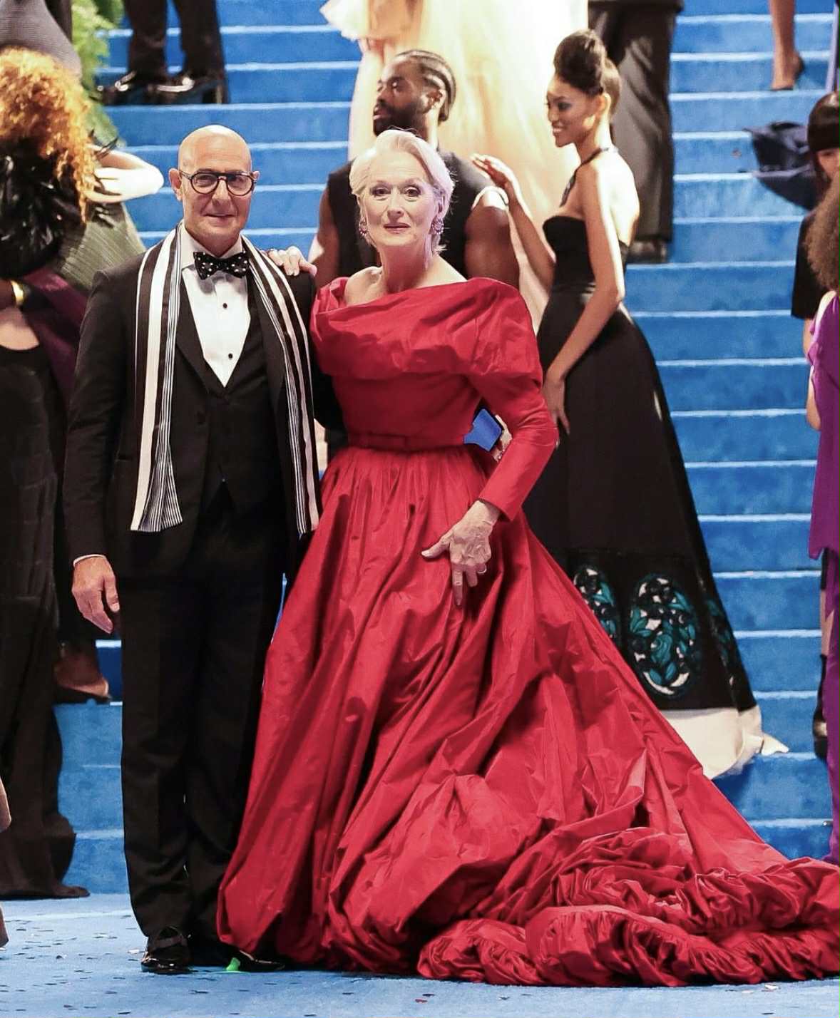 meryl-streep-e-stanley-tucci-desfilam-elegancia-em-gravacao-com-clima-de-met-gala
