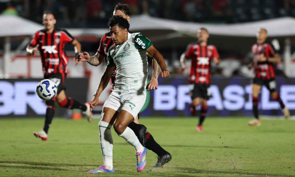 com-reservas,-palmeiras-empata-com-o-vitoria-e-fica-4-pontos-atras-de-flamengo-e-cruzeiro