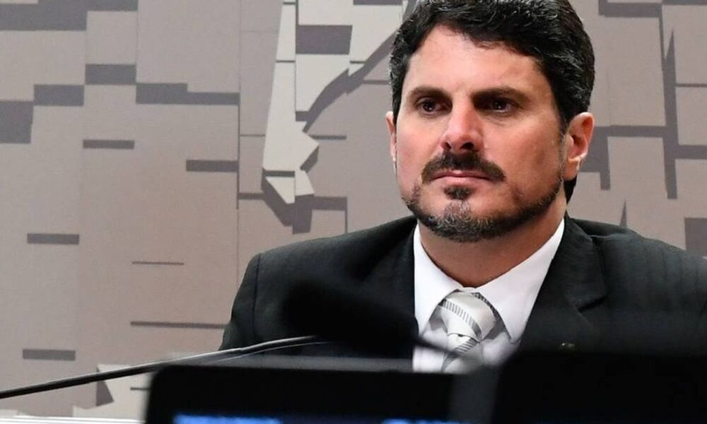 senador-marcos-do-val-e-levado-para-colocar-tornozeleira-eletronica