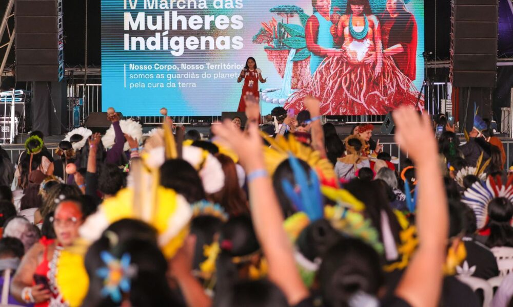 evento-em-brasilia-reune-5-mil-mulheres-indigenas-que-pedem-protecao