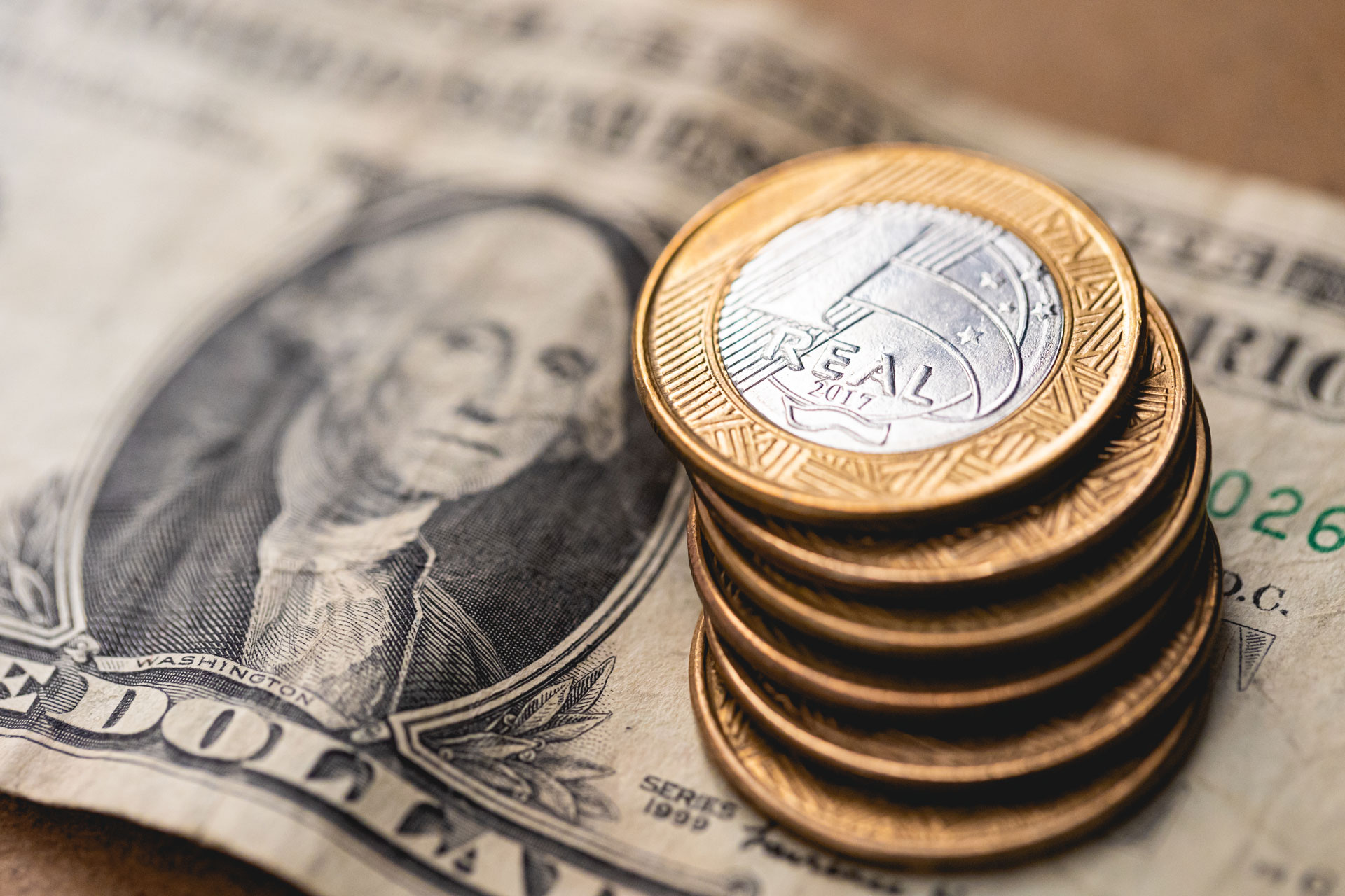 dolar-fecha-a-r$-5,46,-acompanhando-exterior-e-de-olho-em-tarifas-em-vigor-hoje