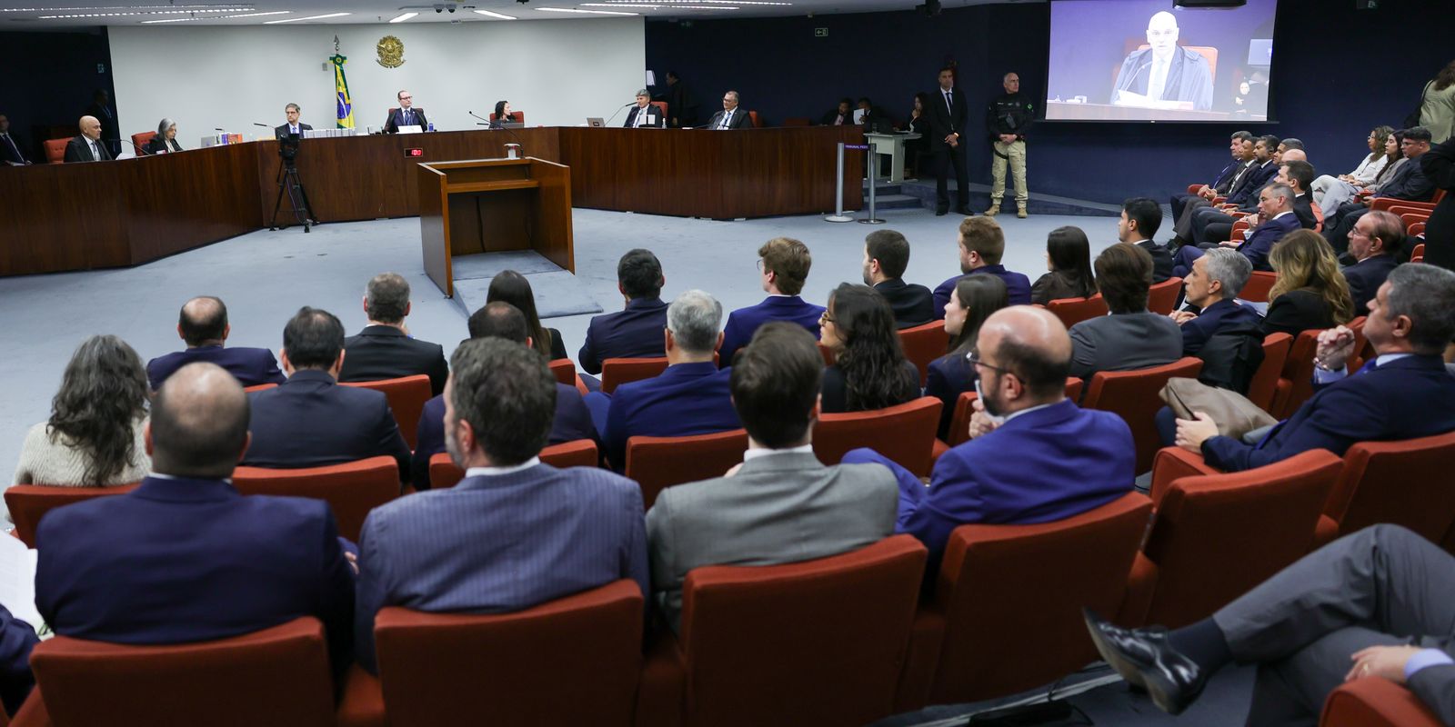 stf-encerra-primeiro-dia-do-julgamento-de-bolsonaro-e-mais-sete-reus