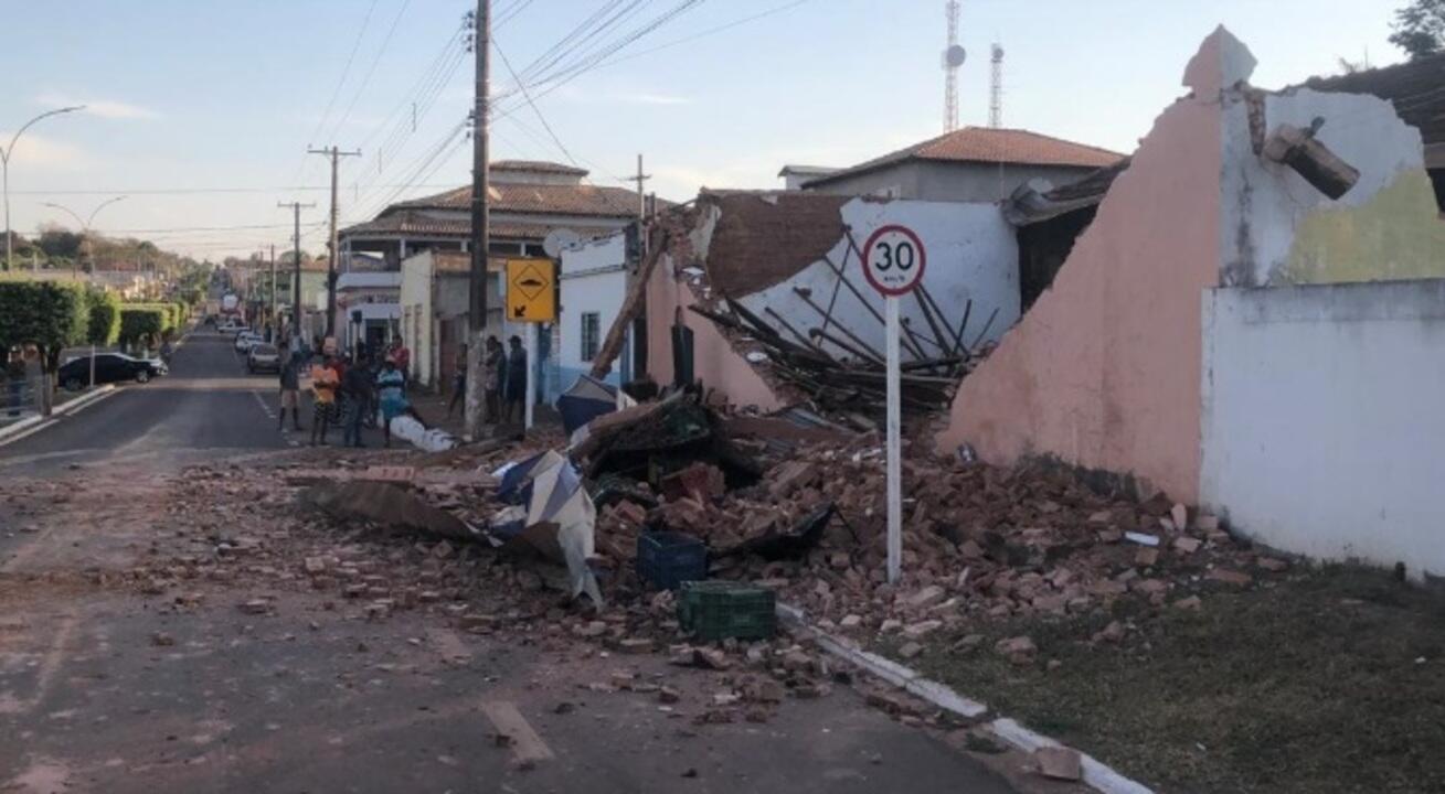 muro-desaba-e-vendedor-de-frutas-morre-soterrado