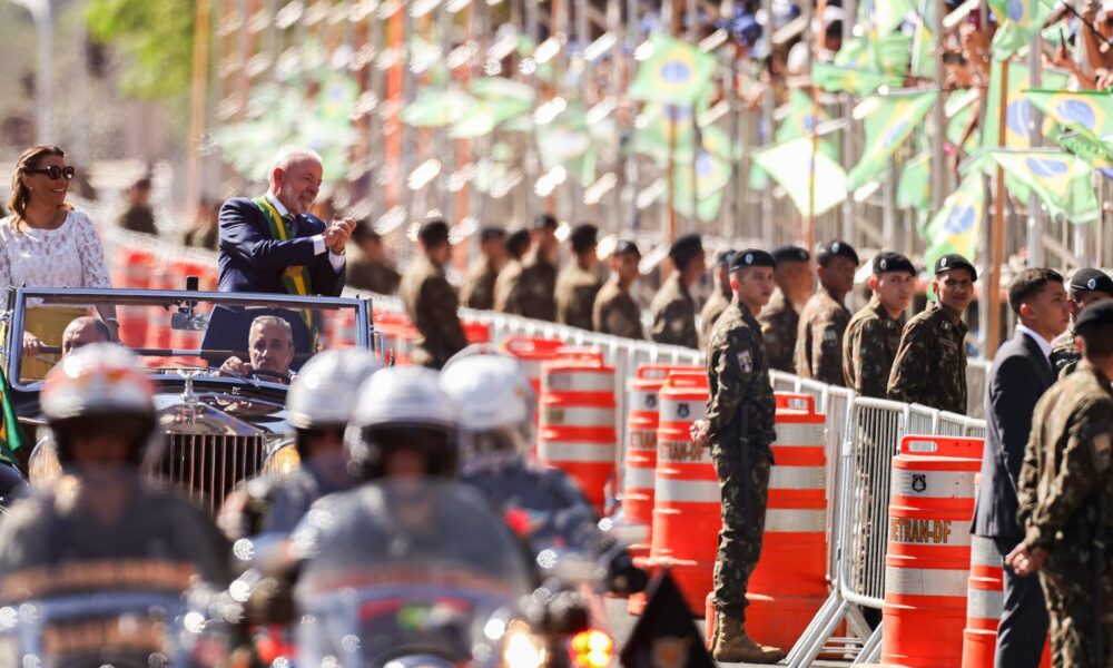 lula-e-ministros-acompanham-desfile;-publico-entoa-“sem-anistia”