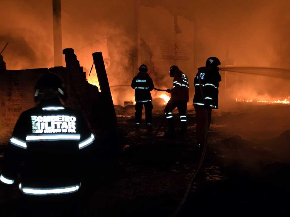 incendio-atinge-deposito-de-reciclaveis-e-forca-evacuacao-de-moradores-em-ms-–-folha-de-dourados-–-noticias-de-dourados-ms-e-regiao