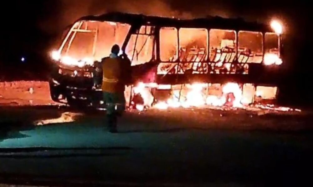video:-micro-onibus-fica-destruido-por-incendio-na-br-262