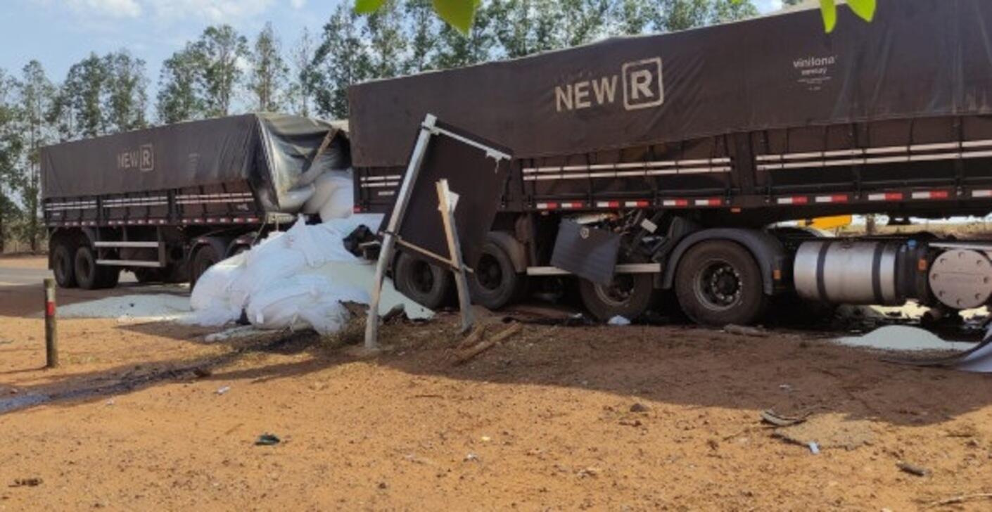 acidente-entre-carretas-deixa-um-morto-na-ms-320
