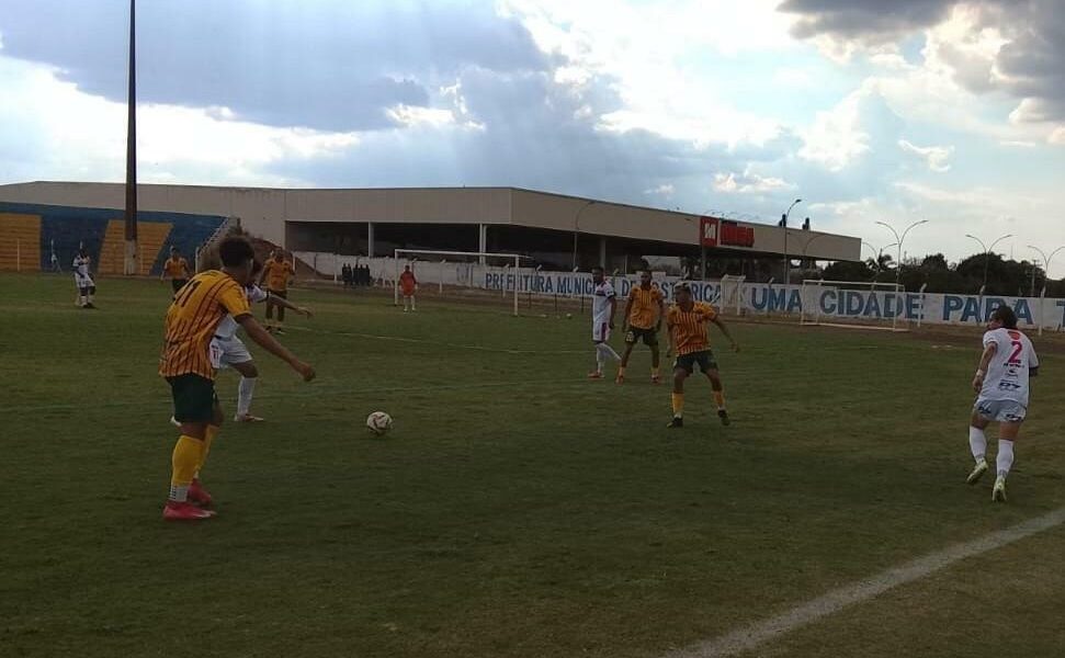 sao-gabriel-marca-primeira-vitoria-na-serie-b-em-jogo-contra-o-taveiropolis,-de-campo-grande