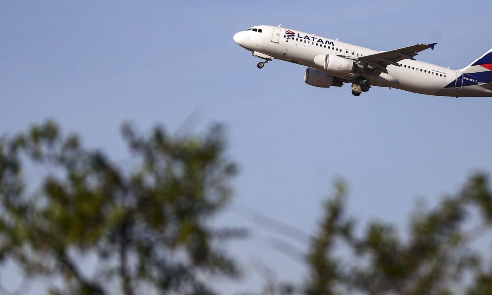 latam-anuncia-compra-de-24-avioes-da-embraer