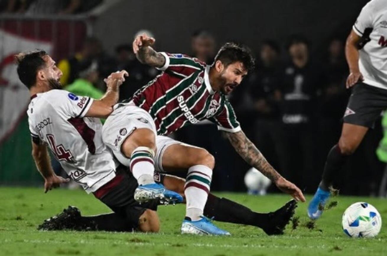 fluminense-tem-bola-na-trave-nos-acrescimos,-mas-empata-com-o-lanus-e-da-adeus-a-sul-americana