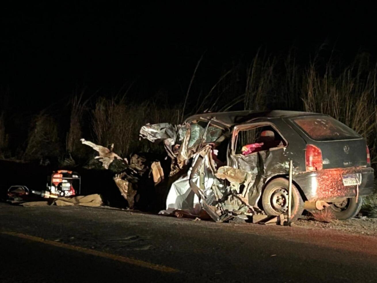 acidente-entre-caminhao-e-carro-mata-um-e-deixa-tres-feridos-na-ms-134