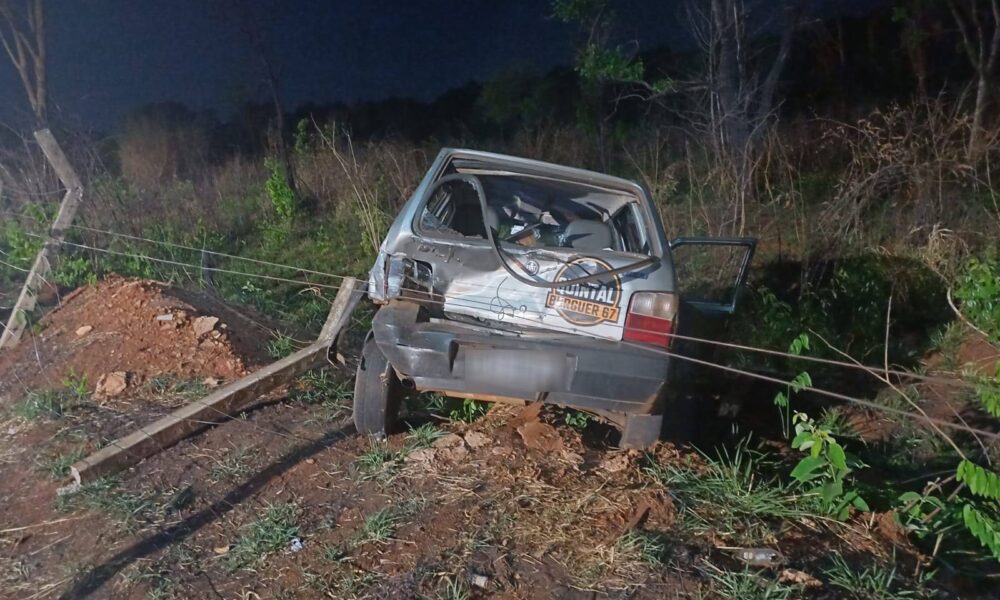 batida-na-traseira-em-local-com-quebra-molas-joga-fiat-uno-em-barranco