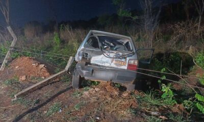 batida-na-traseira-em-local-com-quebra-molas-joga-fiat-uno-em-barranco
