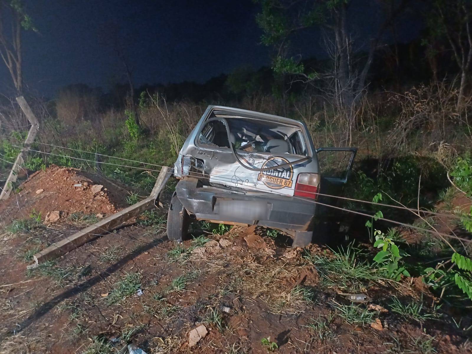 batida-na-traseira-em-local-com-quebra-molas-joga-fiat-uno-em-barranco