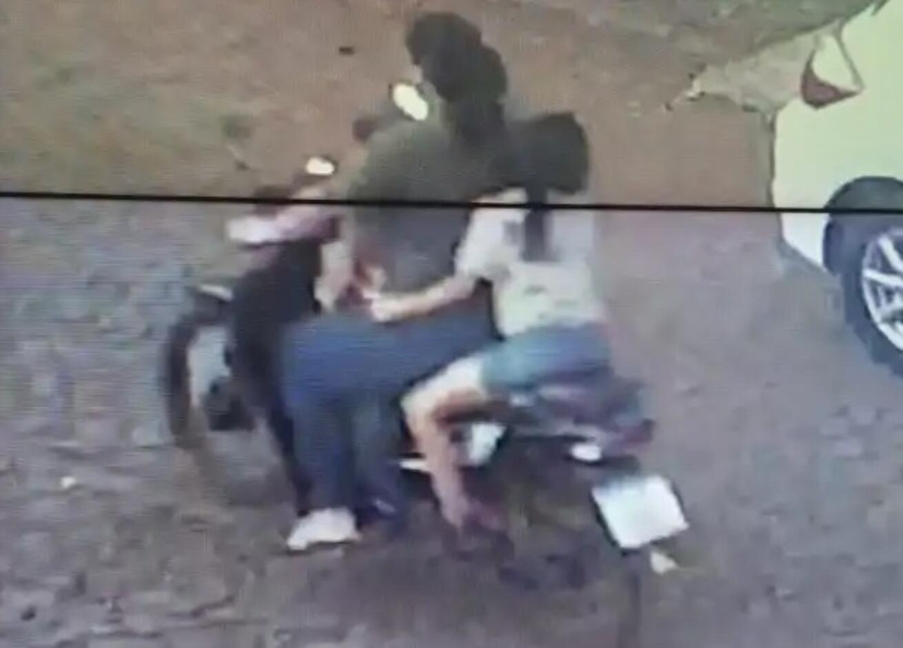 menina-de-tres-anos-morre-ao-cair-de-moto-em-que-estava-com-a-mae-e-irma