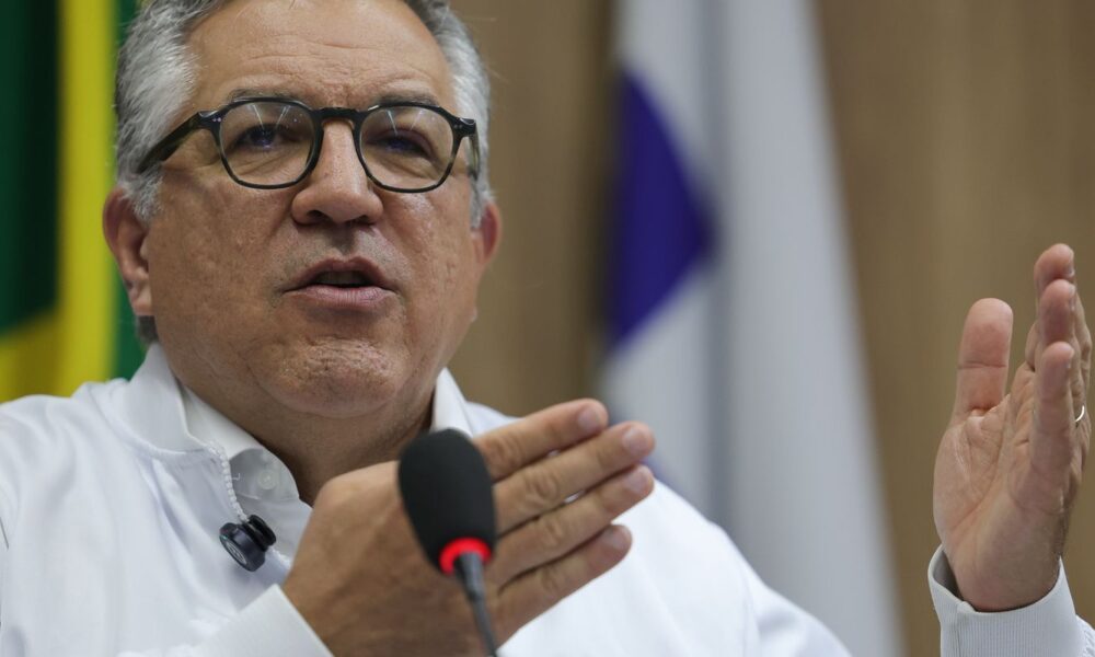 “nao-vamos-negar-aos-nossos-filhos-o-direito-a-vacina”,-diz-padilha