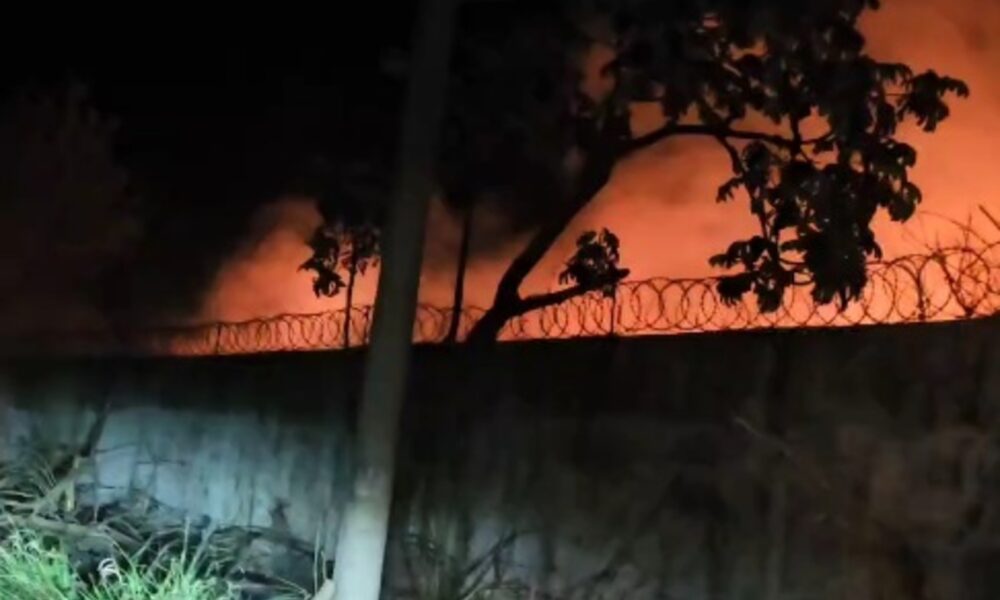 video:-extenso-incendio-se-expande-rapidamente-em-terreno-da-base