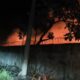 video:-extenso-incendio-se-expande-rapidamente-em-terreno-da-base