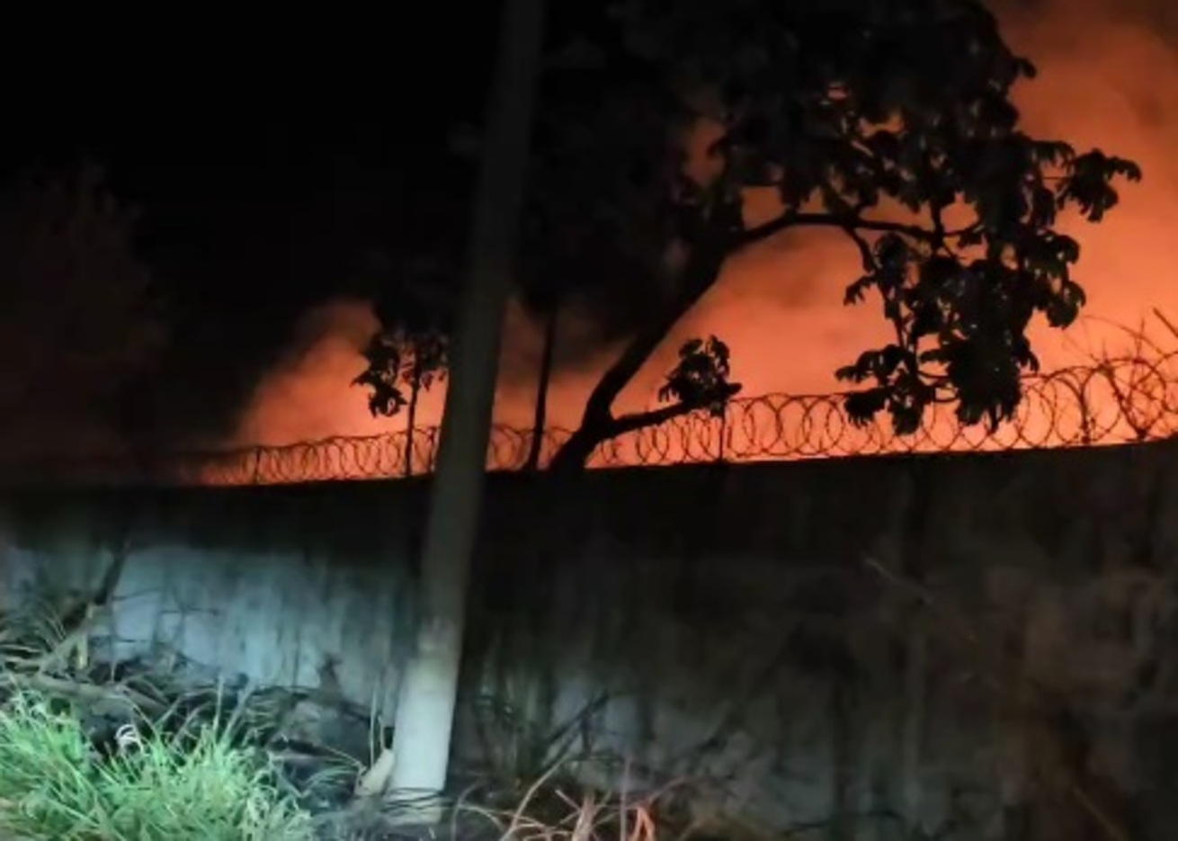 video:-extenso-incendio-se-expande-rapidamente-em-terreno-da-base