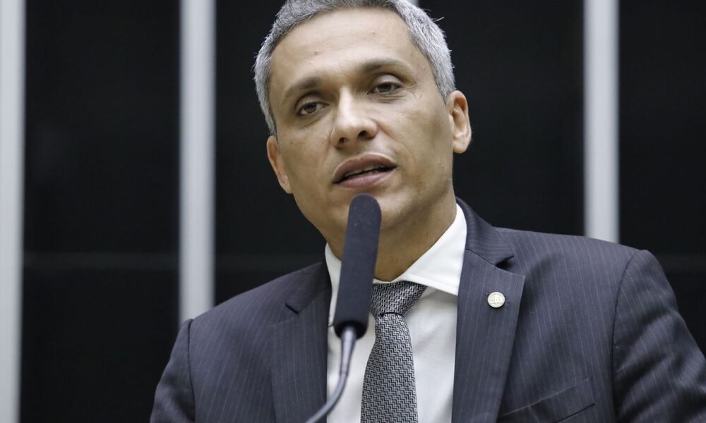 moraes-suspende-acao-penal-contra-deputado-gustavo-gayer