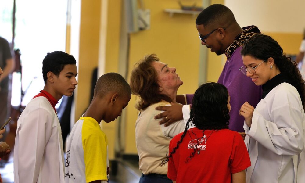 em-igreja-na-penha,-fieis-rezam-por-paz-e-protecao-em-semana-de-horror