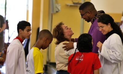 em-igreja-na-penha,-fieis-rezam-por-paz-e-protecao-em-semana-de-horror