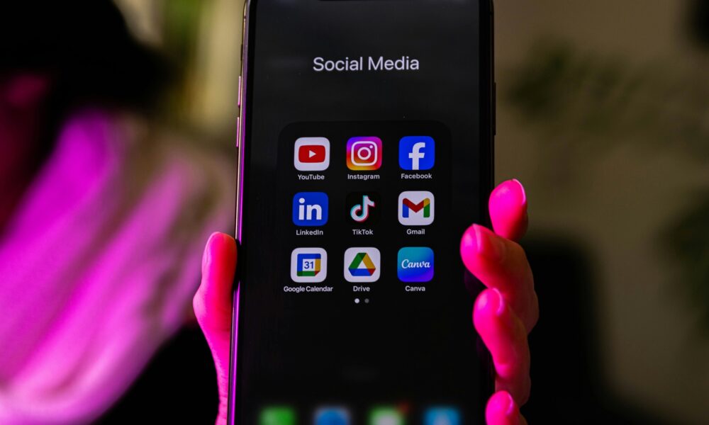 dinamarca-vai-proibir-redes-sociais-para-criancas-menores-de-15-anos