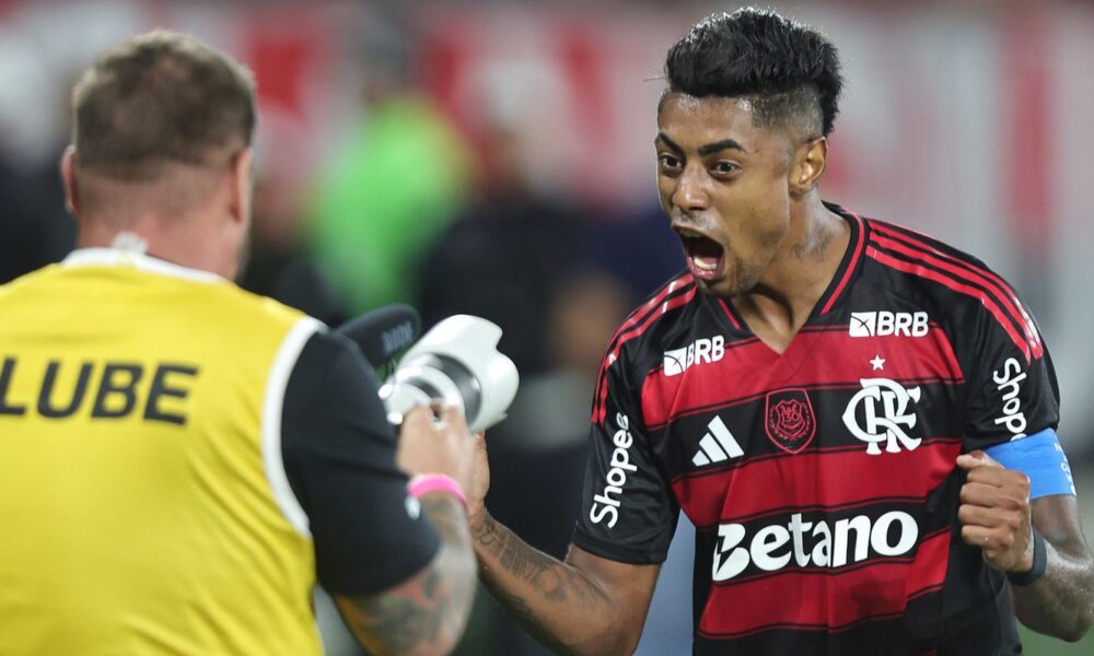 fla-vence,-aproveita-derrota-do-palmeiras-e-volta-a-igualar-rival