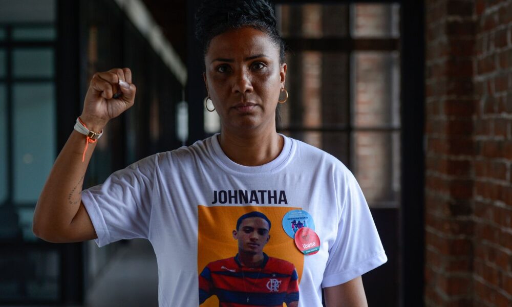 premio-internacional-reconhece-mae-de-jovem-morto-pela-policia-do-rio