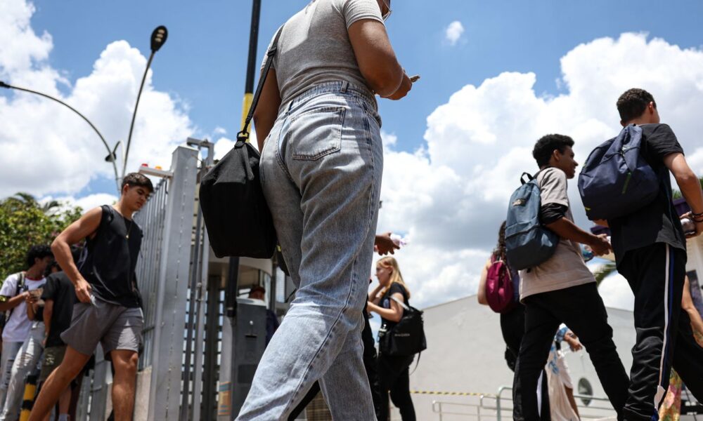 no-df,-candidatos-do-enem-chegam-cedo-sob-sol-forte-e-ansiedade