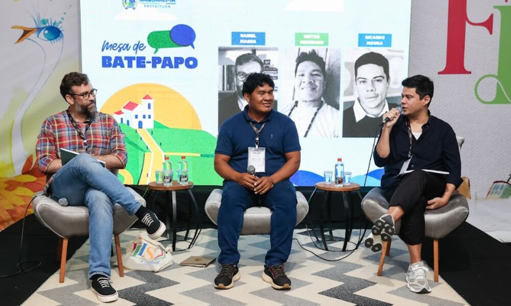 escolas-indigenas-recebem-1°-livro-infantil-em-lingua-do-alto-xingu