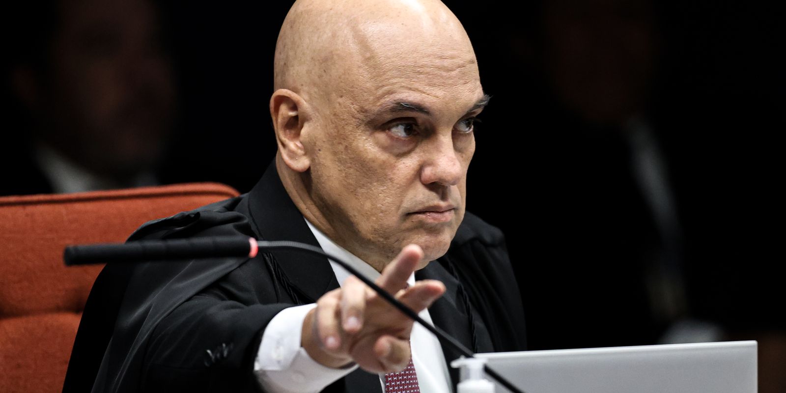 moraes-manda-bolsonaro-explicar-uso-de-celular-por-nikolas-em-visita