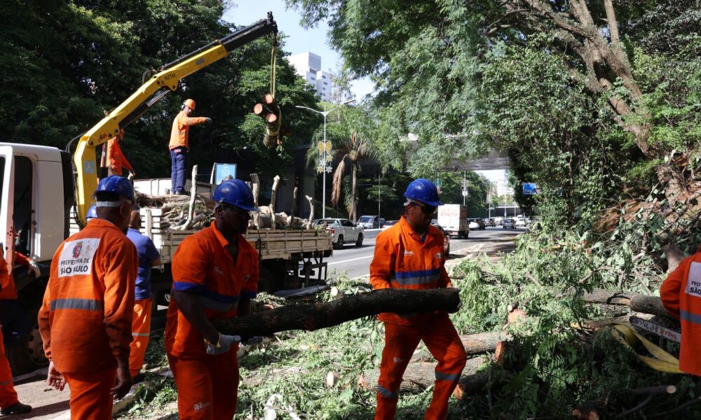 ha-dois-dias-sem-luz,-moradores-de-sao-paulo-se-adaptam-e-protestam