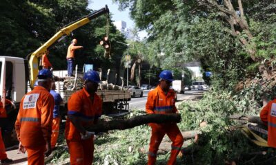 ha-dois-dias-sem-luz,-moradores-de-sao-paulo-se-adaptam-e-protestam
