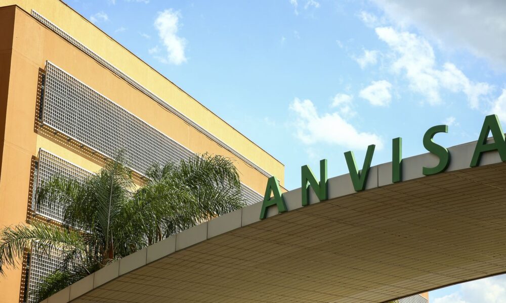 anvisa-proibe-comercializacao-de-perfume-e-maquiagem-capilar