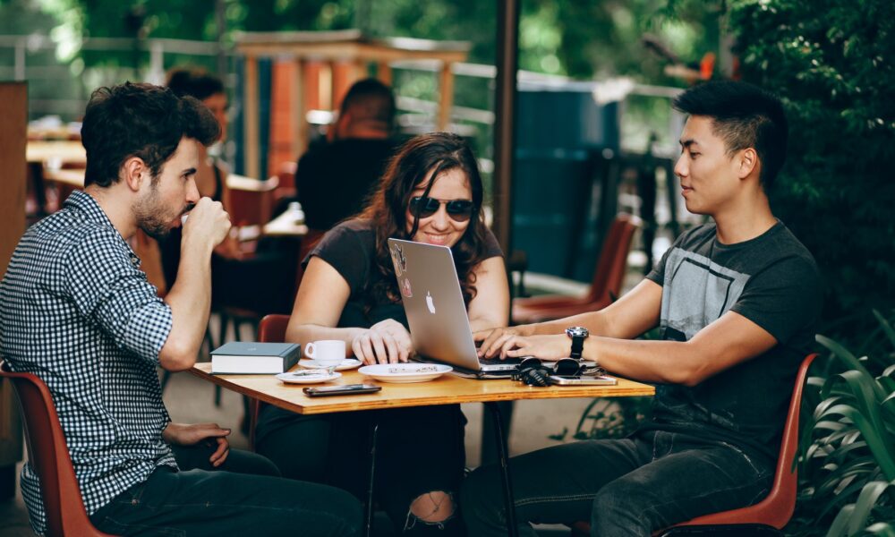 medrosos,-negativos-e-cinicos:-estudo-revela-retrato-da-geracao-z