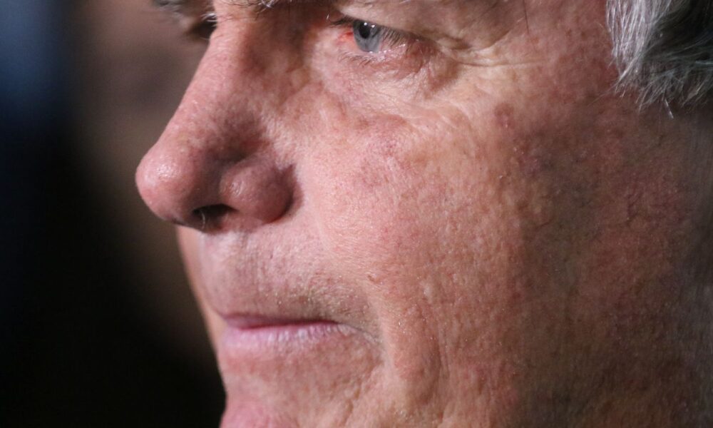 com-crise-persistente-de-solucos,-bolsonaro-faz-nova-cirurgia