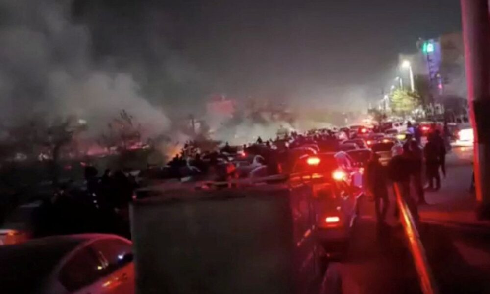 protestos-no-ira-diminuem-apos-forte-repressao,-dizem-moradores