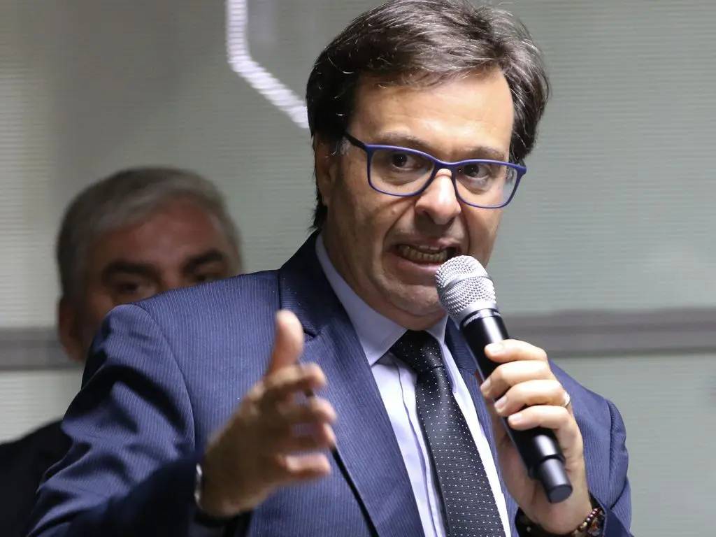 ministro-de-bolsonaro-que-tentou-obter-passaporte-portugues-para-mauro-cid-deixa-o-pl