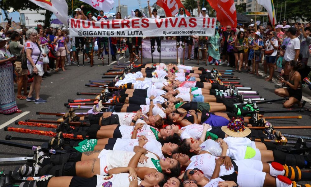 mulheres-se-reunem-em-copacabana-contra-a-violencia-e-o-feminicidio