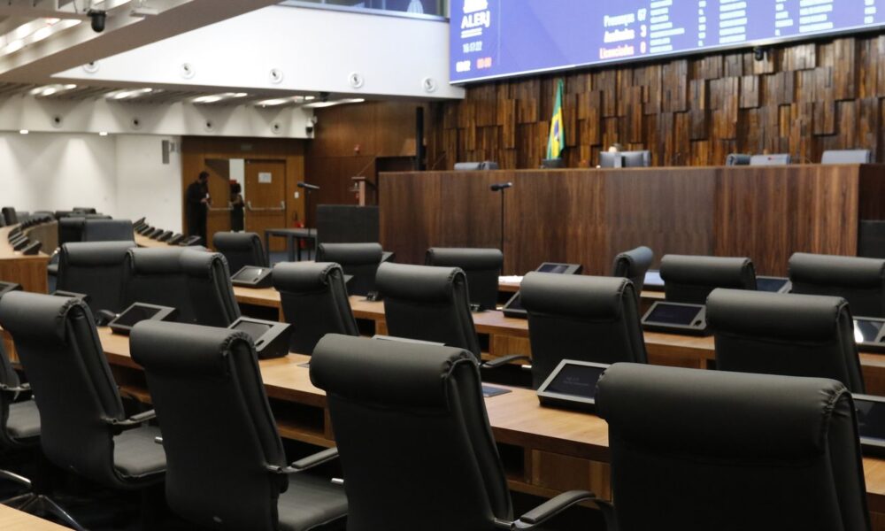 proposicoes-legislativas-sobre-ia-favorecem-controle-e-vigilancia