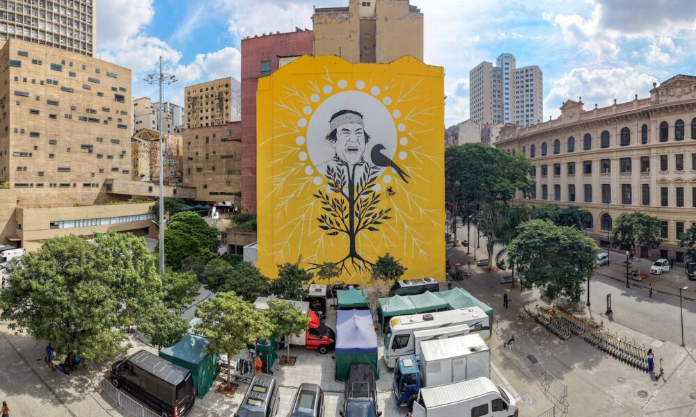 ailton-krenak-e-homenageado-com-mural-em-edificio-de-sao-paulo