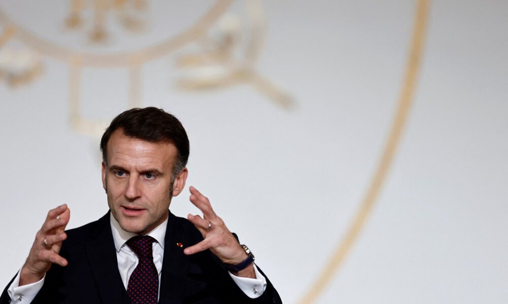 franca:-macron-pede-negociacoes-para-reforcar-cessar-fogo-entre-libano-e-israel