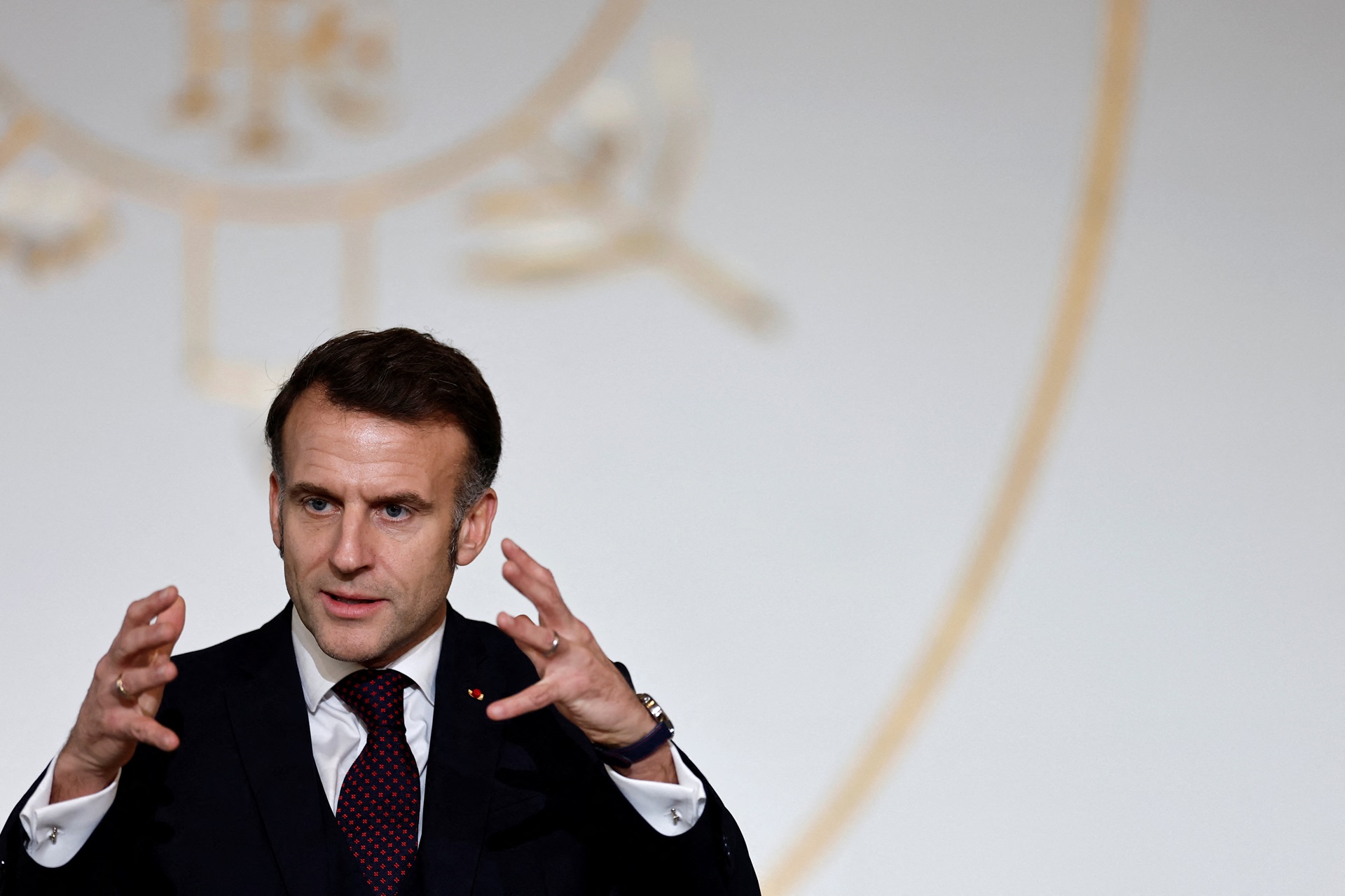 franca:-macron-pede-negociacoes-para-reforcar-cessar-fogo-entre-libano-e-israel