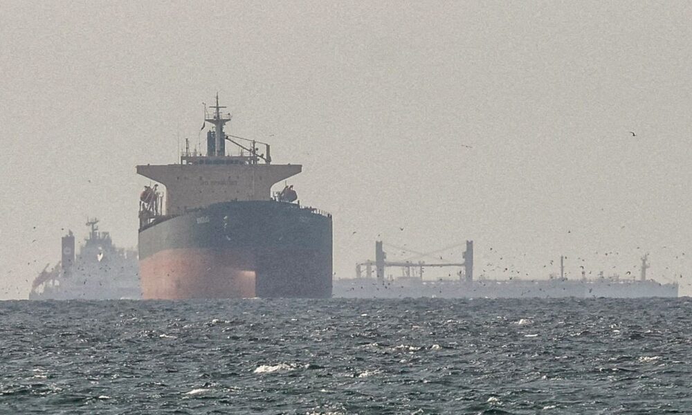 ira-nega-passagem-de-navios-dos-eua-por-ormuz-e-petroleo-dispara