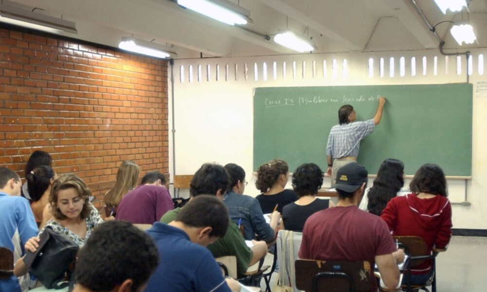 metade-dos-professores-formados-em-ead-tem-desempenho-insuficiente